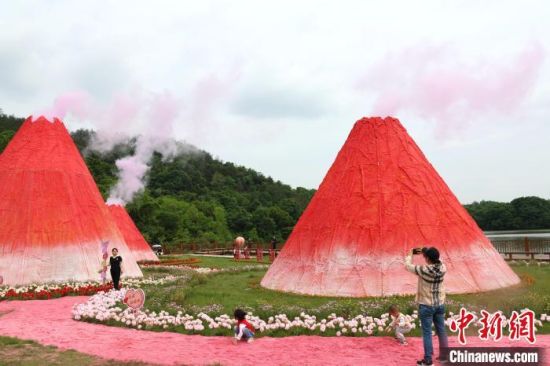 江西南昌粉色“火山”吸引游客参观