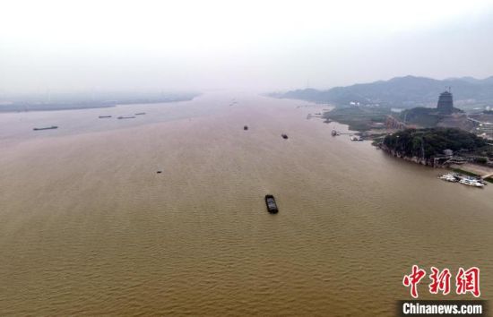 4月3日，位于江西九江湖口县的长江与鄱阳湖交汇处，水位上涨明显，江湖两色分界线明显。徐会刚 摄