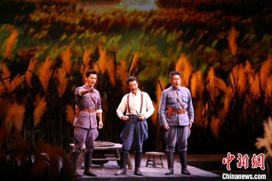 图为黄定山担纲总导演的原创民族歌剧《八一起义》在江西艺术中心大剧院演出。 记者 刘占昆 摄