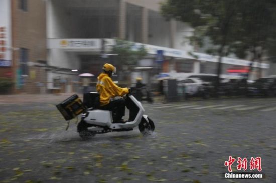 4月21日，广东省深圳市遭遇雷暴大风天气。