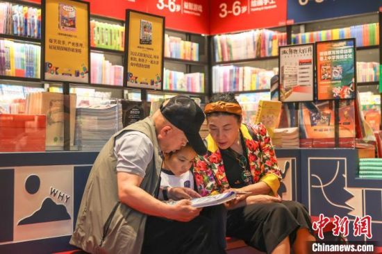 图为家长陪同小朋友在江西南昌红谷滩区一书店内阅读书籍。刘力鑫 摄