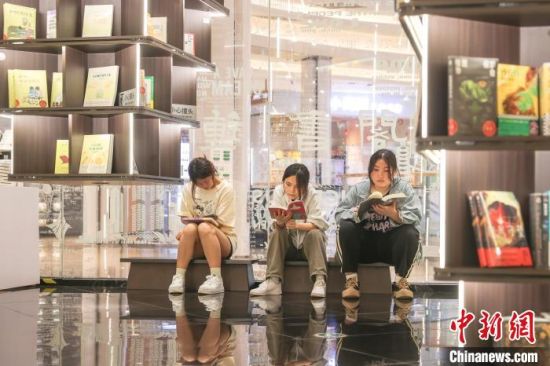 图为市民在江西南昌红谷滩区书店内阅读书籍。刘力鑫 摄