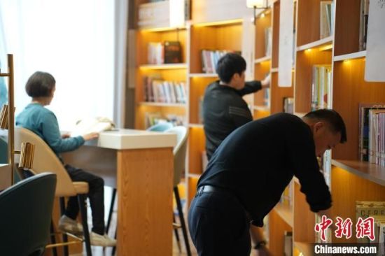 图为4月23日，东湖区东湖意库意书房内，读者正在寻找感兴趣的书籍。巫发阳 摄