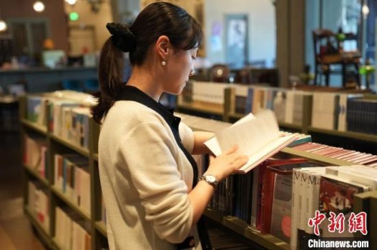 图为4月23日，东湖区东湖意库陆上书店内，读者正在阅读。巫发阳 摄