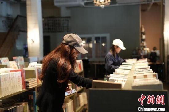 图为4月23日，东湖区东湖意库陆上书店内，读者正在阅读。巫发阳摄