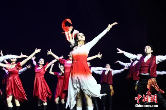 图为群舞表演《新时代的舞步》。刘思伟 摄